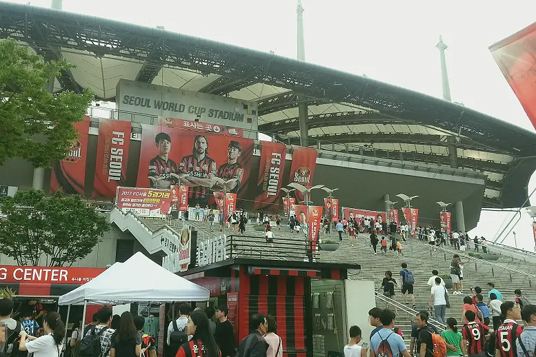 冬季球场与训练基地实拍（球迷与商业的一面）